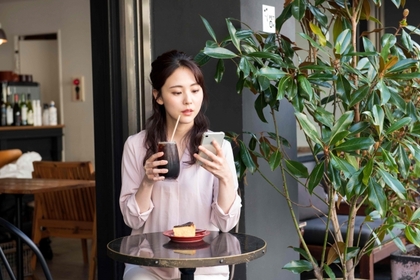 スマホを見る女性