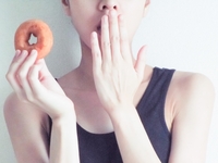 ストレス発散の甘いものは危険？糖依存を防ぐコツと腸もみの効果