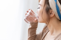 その不調、水分不足かも？正しい水の飲み方で心身を整える腸活術